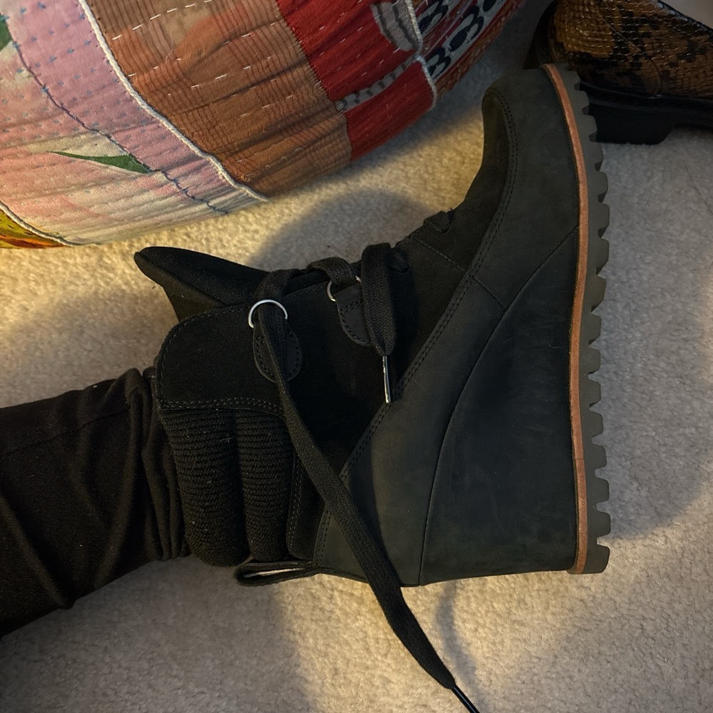 Chic Black UGGS Women's Wedge Boots